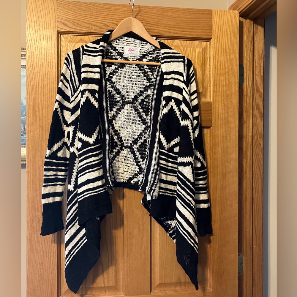 Justice black and white Aztec sweater size 14, never worn H